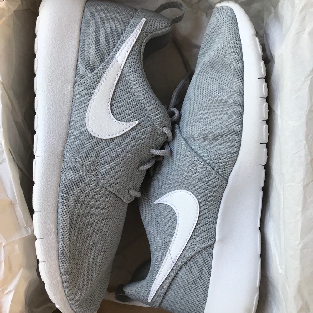🚨🚨SOLDD🚨🚨Grey Roshes LIKE NEW👀